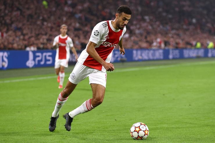 Mazraoui lascia l'Ajax a giugno