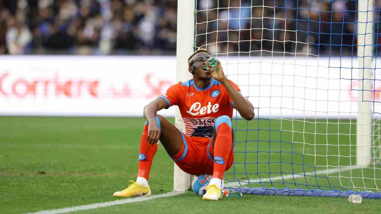 Osimhen beve - foto LaPresse