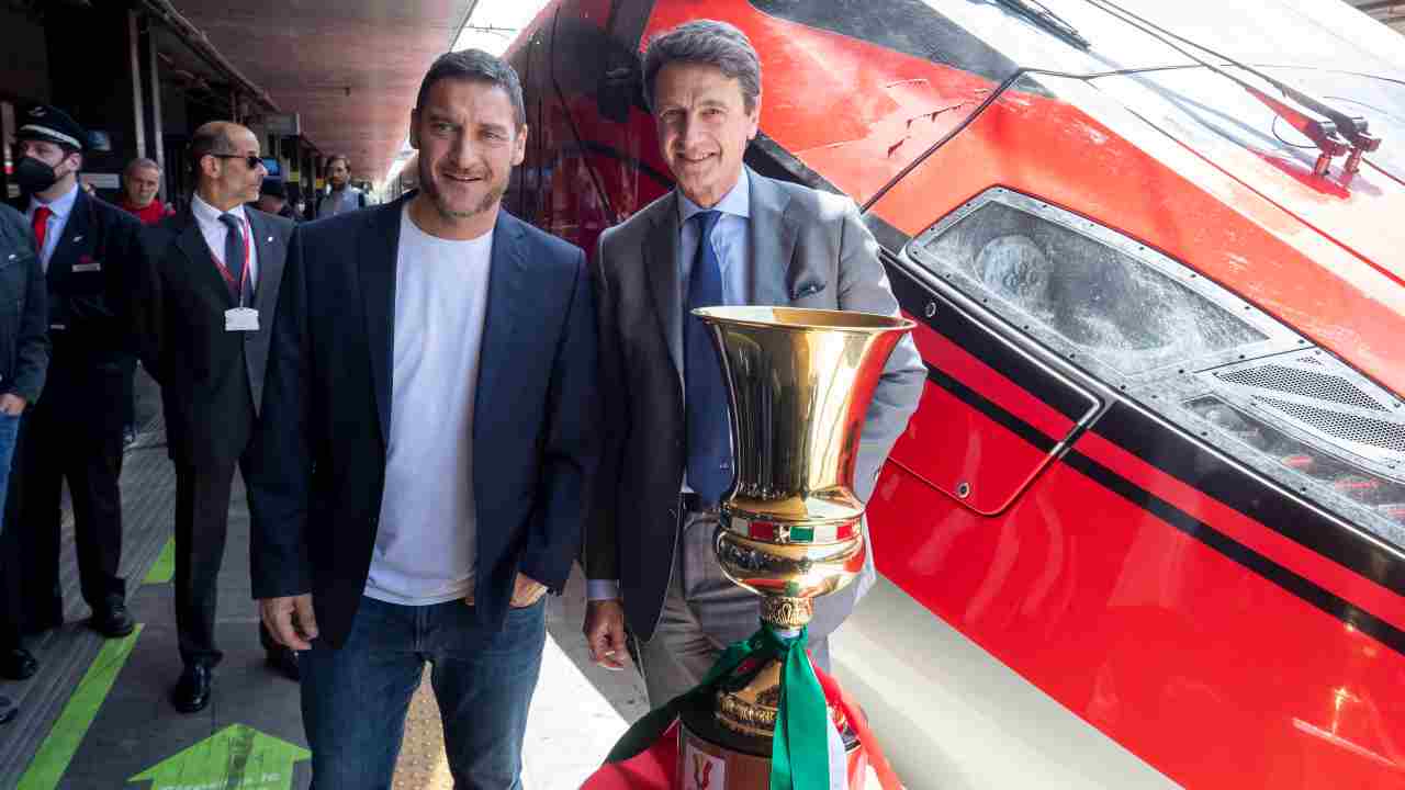 Totti con Coppa Italia foto Ansa