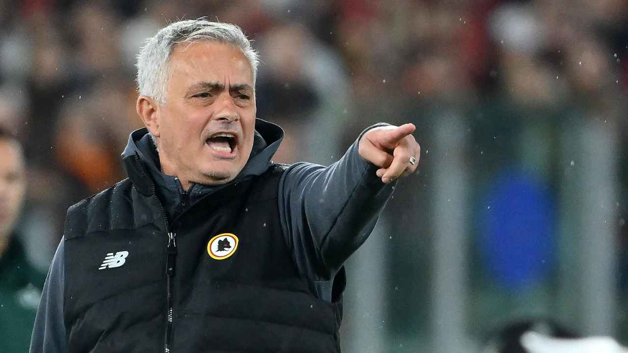 Mourinho indica foto Ansa