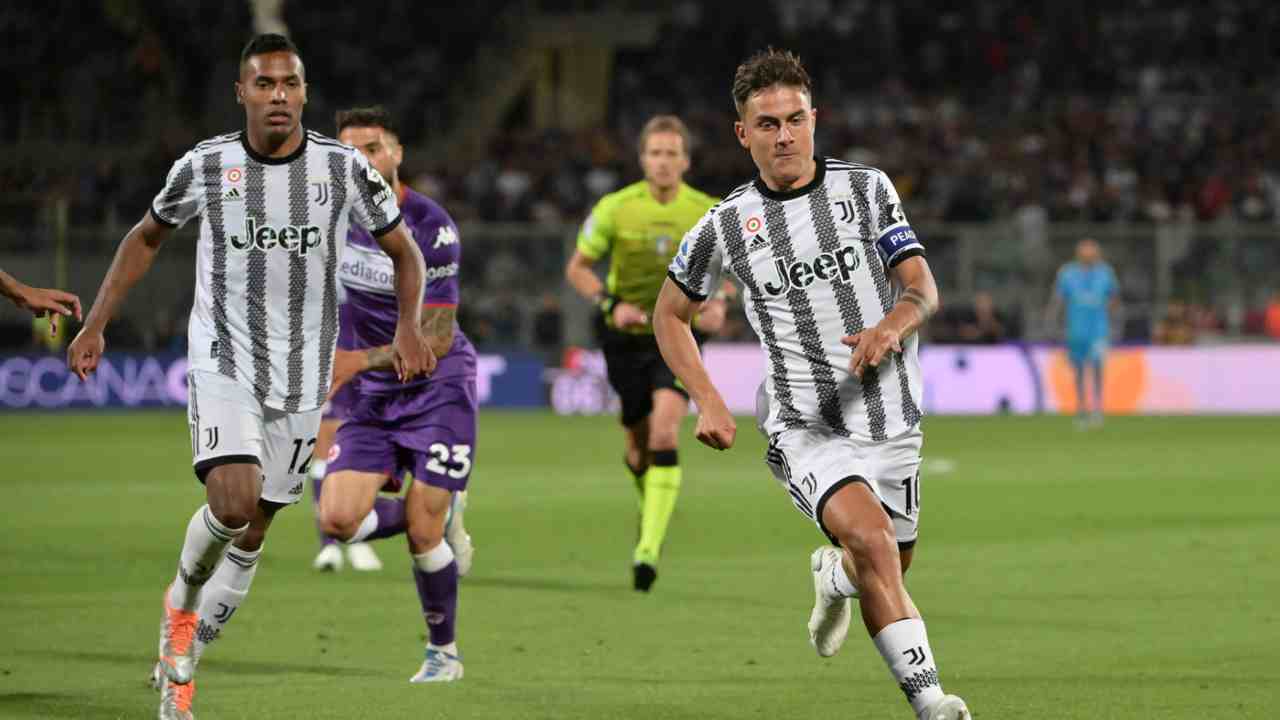 Alex Sandro e Dybala  foto LaPresse