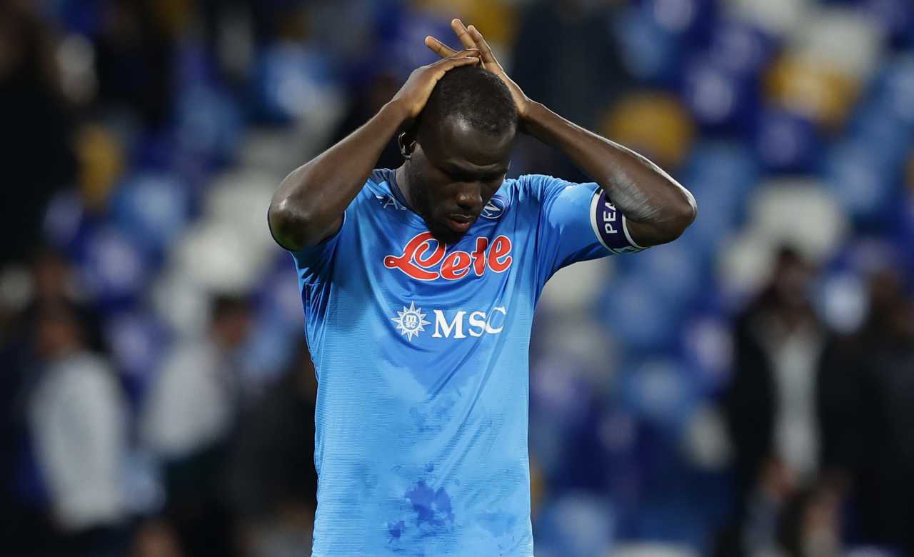 Koulibaly saluta il Napoli, il Chelsea sullo sfondo (LaPresse)