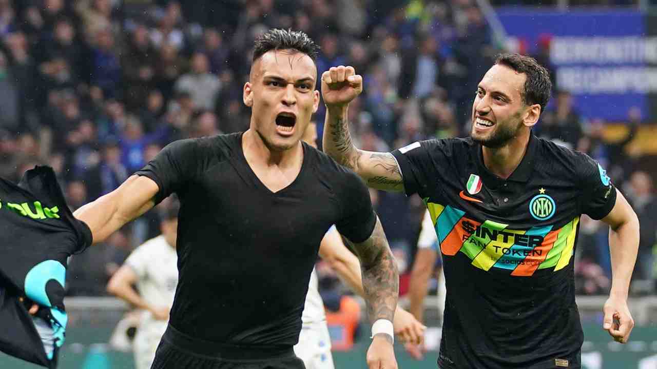 martinez con calhanoglu - foto LaPresse