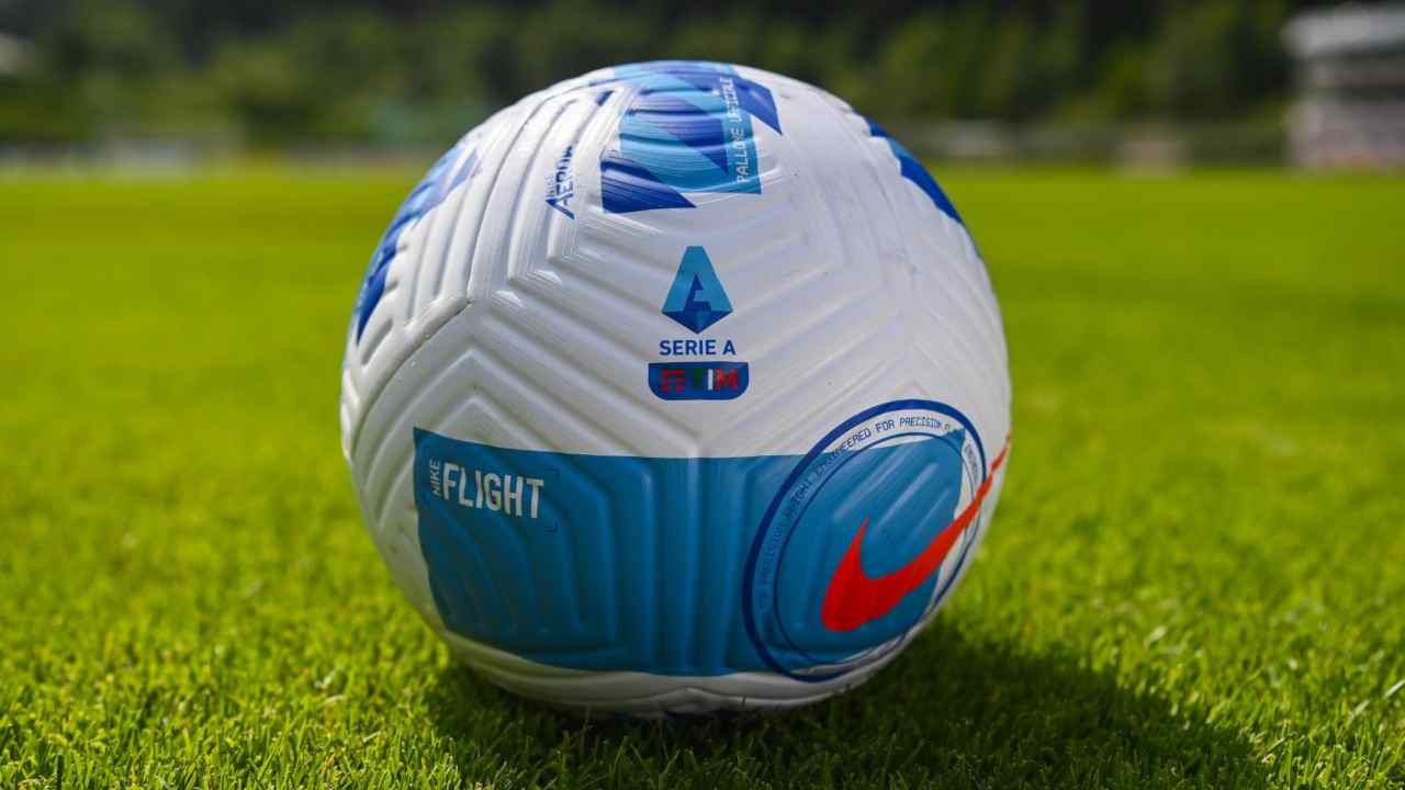 pallone calcio foto LaPresse