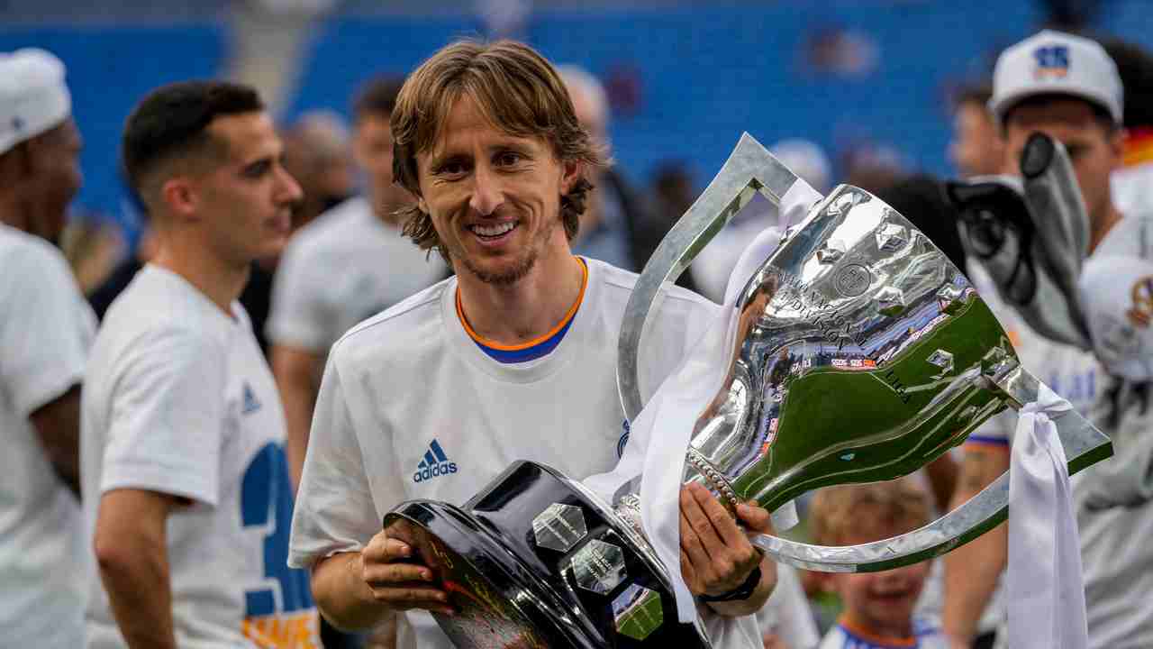 modric con coppa foto LaPresse