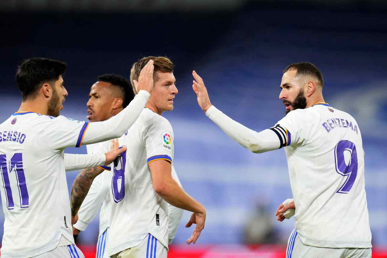 Gli attaccanti del Real madrid esultano dopo un gol