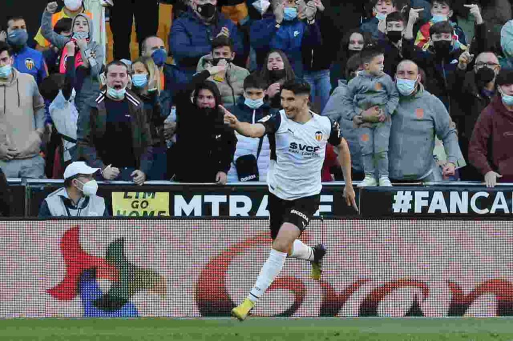 Carlos Soler in azione con la maglia del Valencia