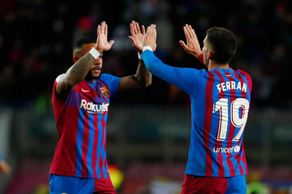 Memphis Depay e Ferran Torres esultano dopo un gol con la maglia del Barcellona
