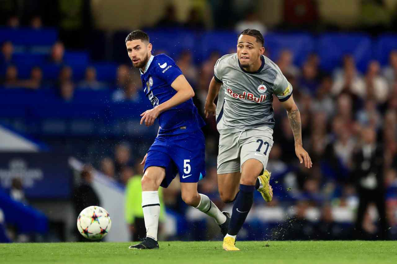 Noah Okafor e Jorginho durante Salisburgo Chlesea