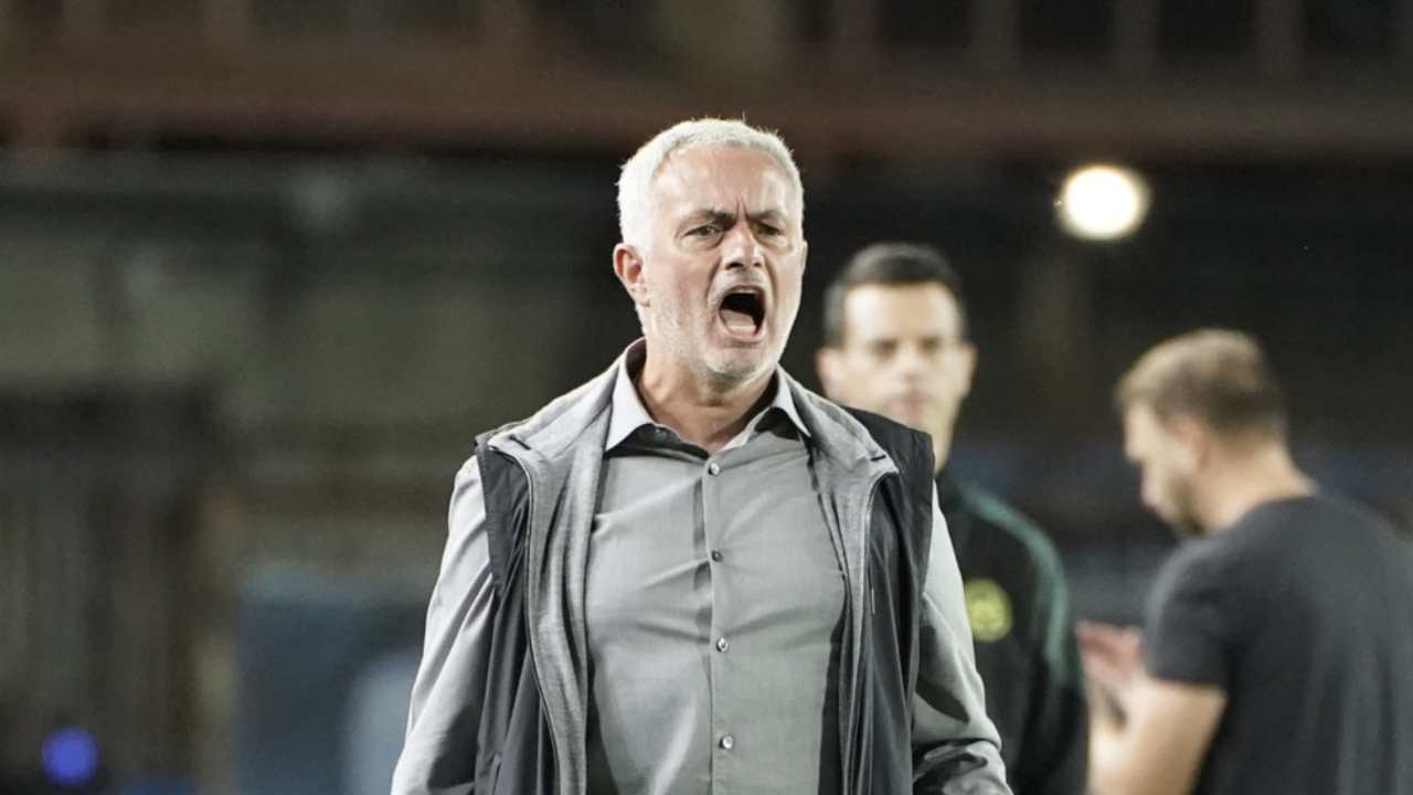 Mourinho rabbia foto LaPresse