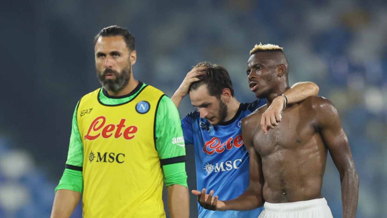 napoli fuori campo foto LaPresse