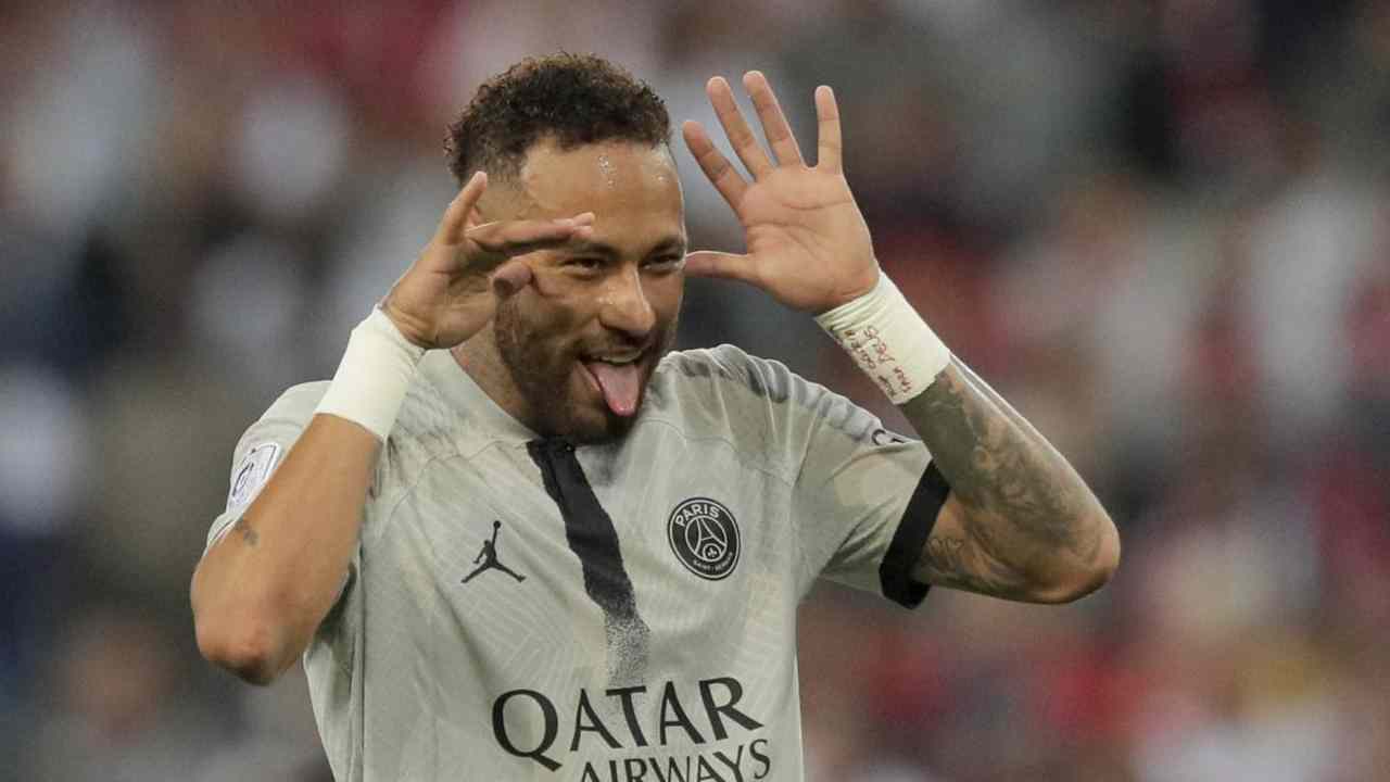 Neymar in grigio - foto LaPresse