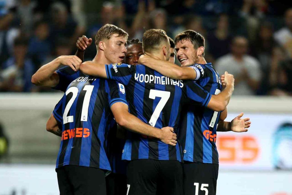 I giocatori dell'Atalanta esultano dopo un gol