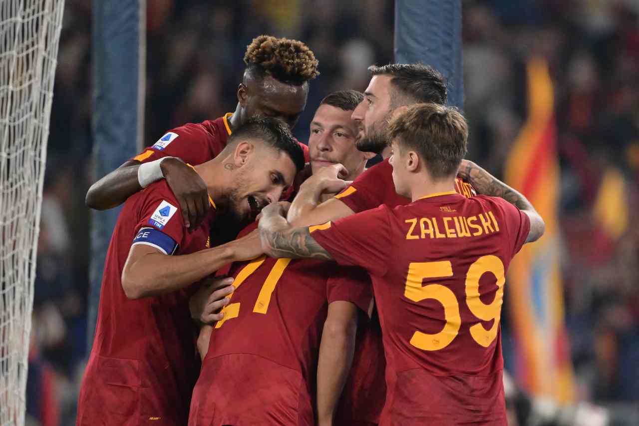 La Roma esulta dopo il gol contro il Lecce 