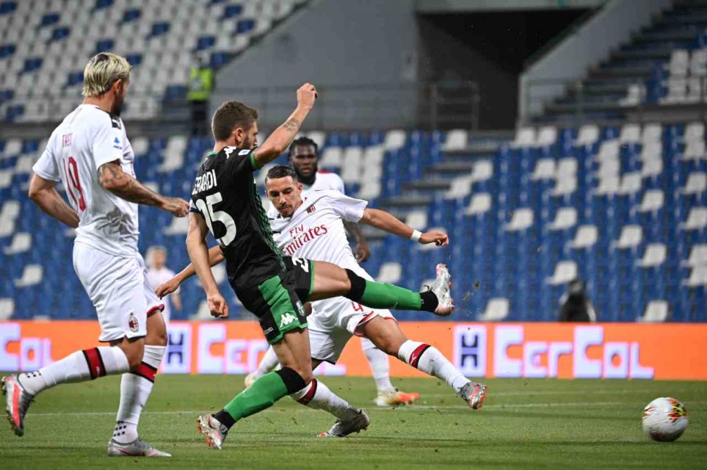 Milan-Sassuolo, Berardi prova a calciare in porta e Bennacer interviene su di lui