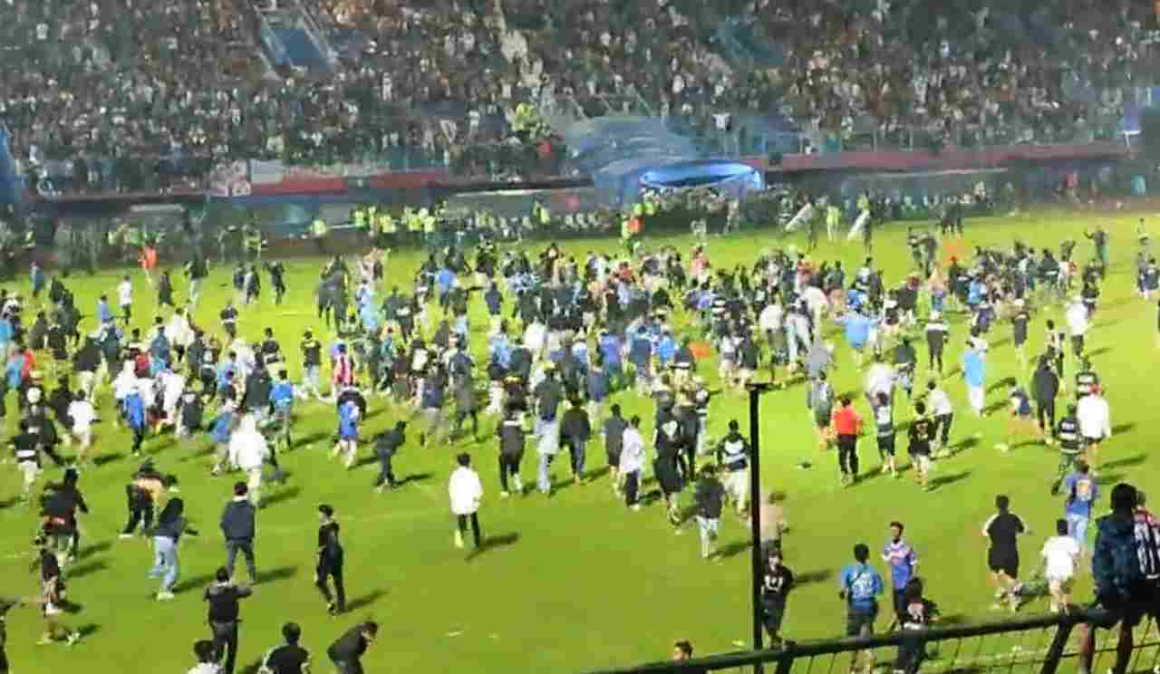 Oltre 100 morti e centinaia di feriti in Indonesia nello stadio dell'Arema (LaPresse)