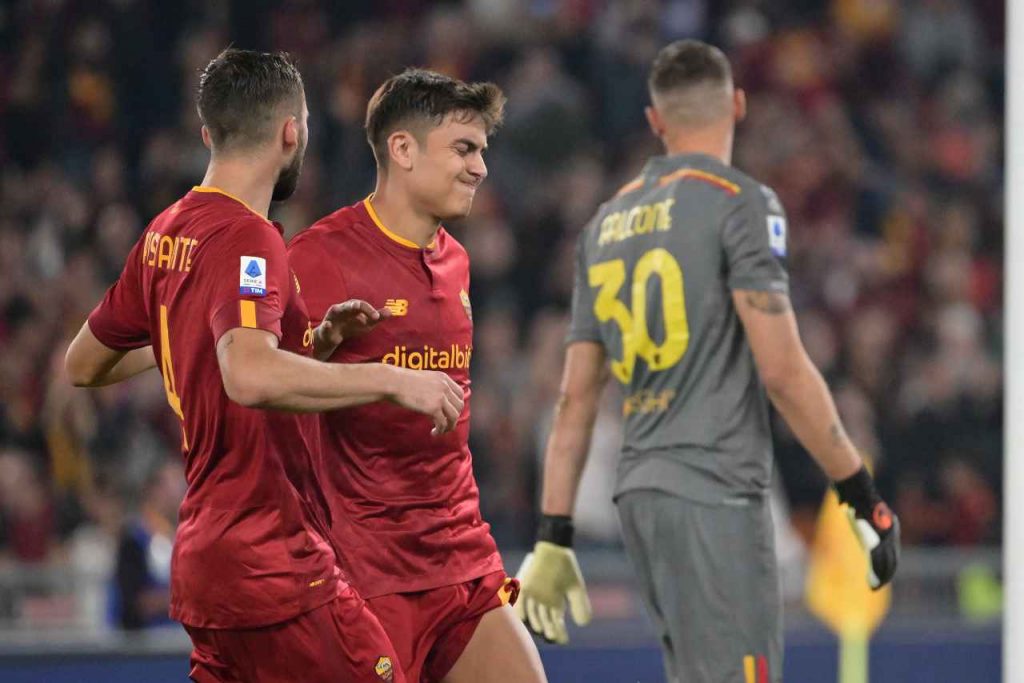 Smorfia di dolore per Paulo Dybala, durante Roma-Lecce, che è costretto ad uscire dal campo per infortunio 