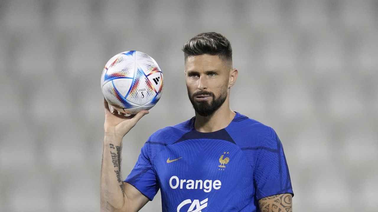 Giroud con pallone foto LaPresse