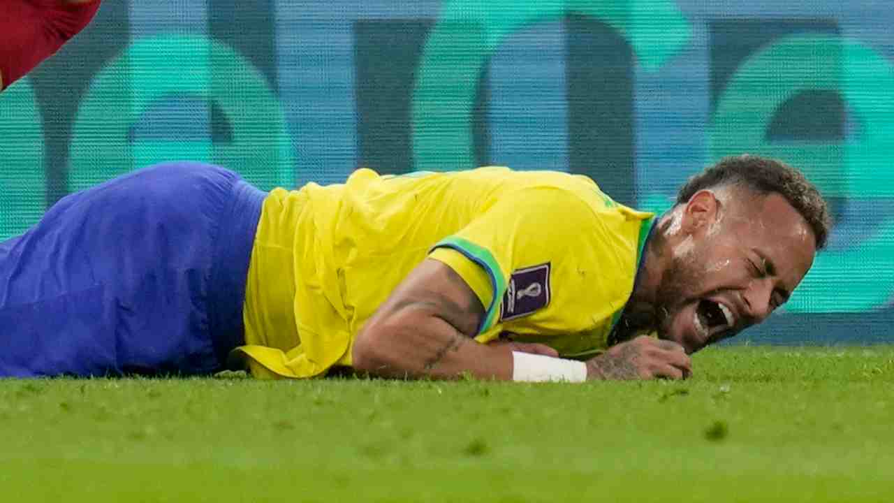 Neymar a terra foto LaPresse