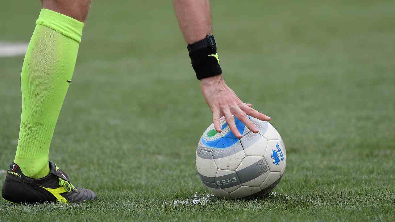 pallone con arbitro - foto LaPresse