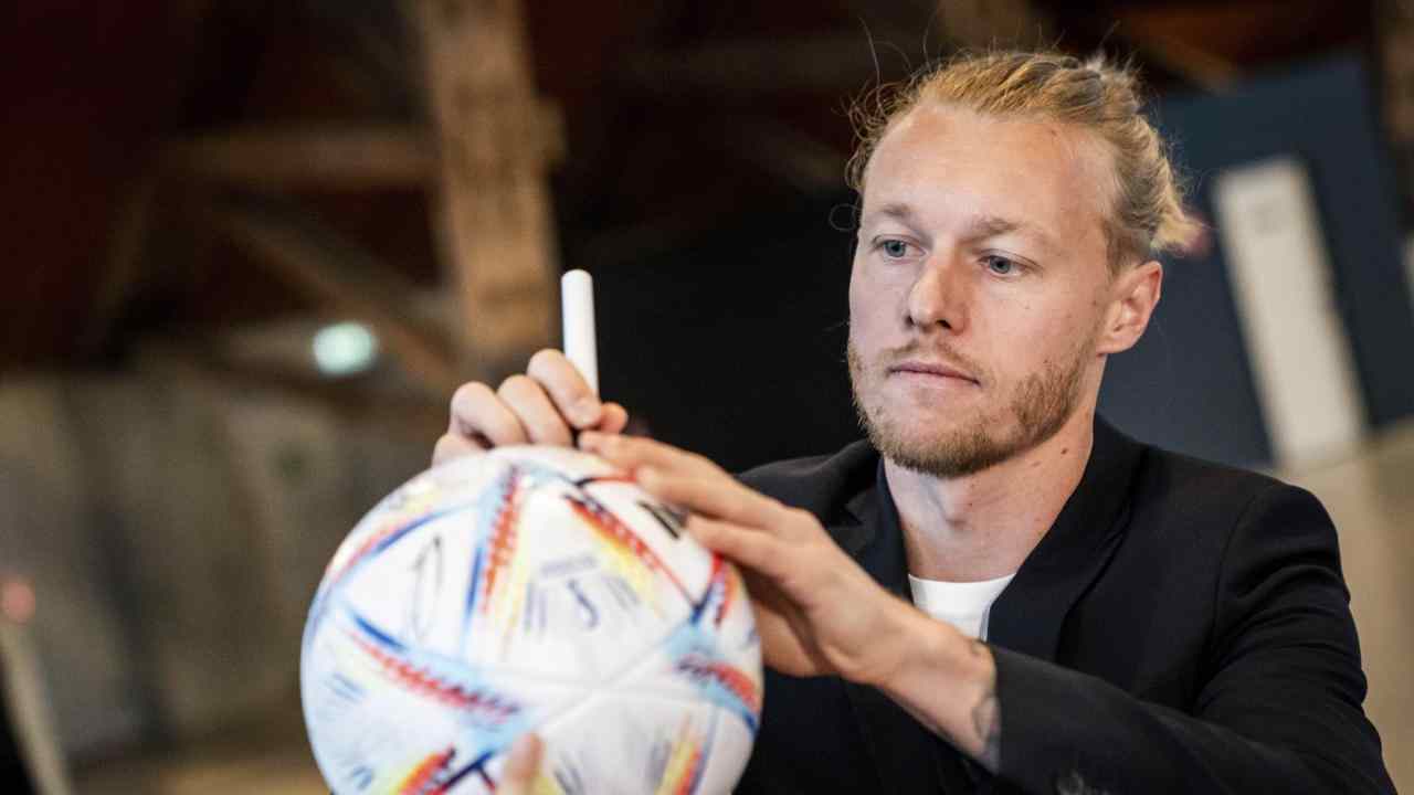 Kjaer firma pallone - foto LaPresse