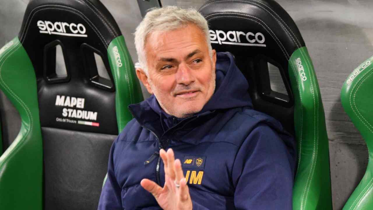 mourinho panchina sassuolo foto LaPresse