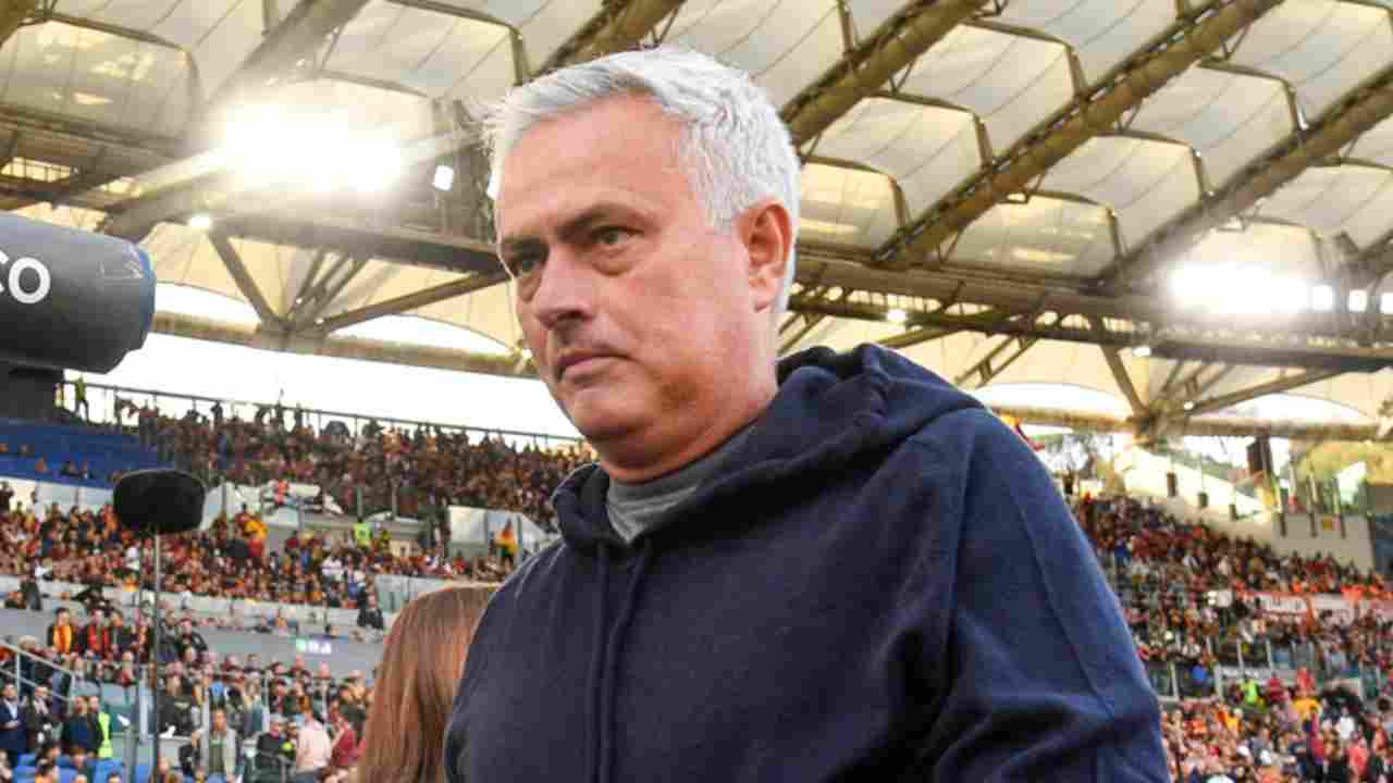 mourinho si allontana foto LaPresse