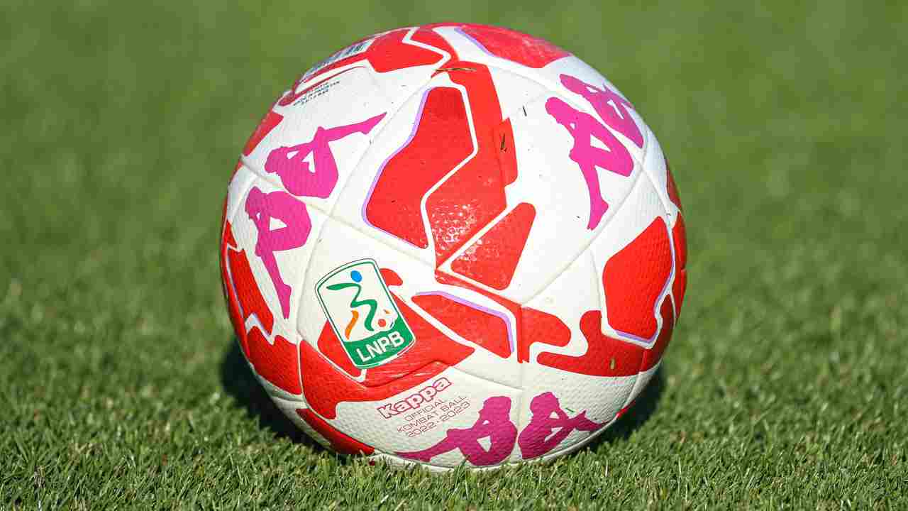 pallone di rosso foto laPresse