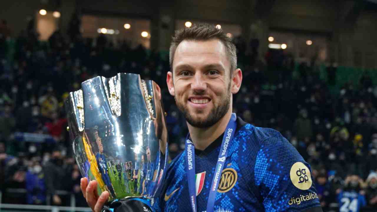 De Vrij con Supercoppa foto LaPresse