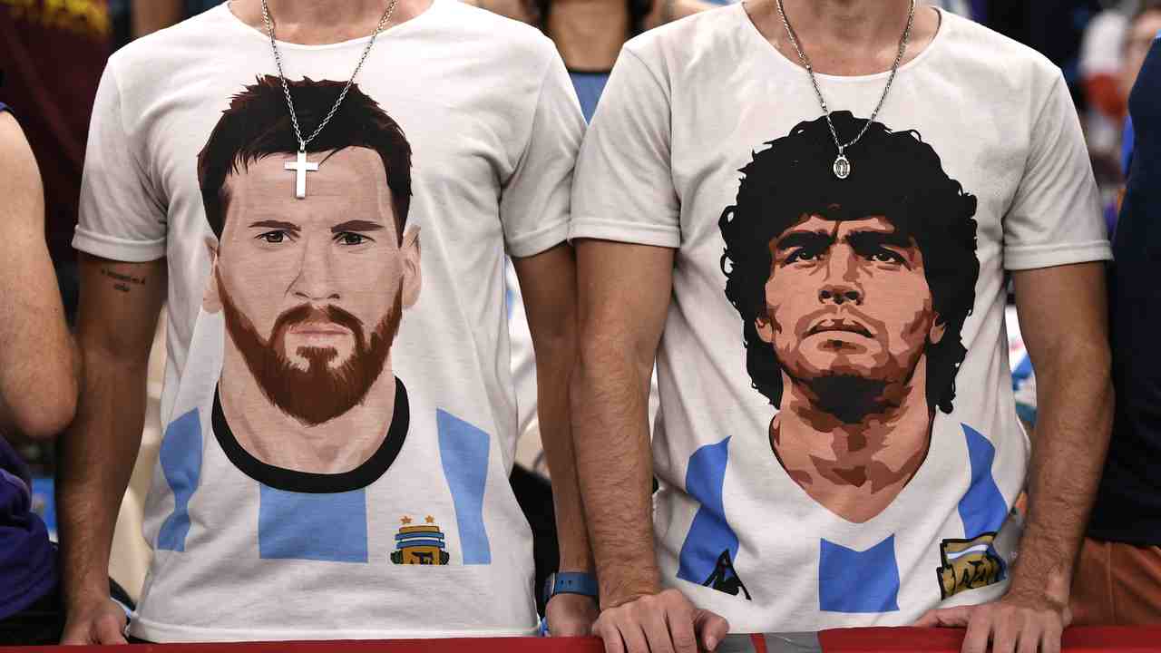 Messi e Maradona in maglia foto LaPresse
