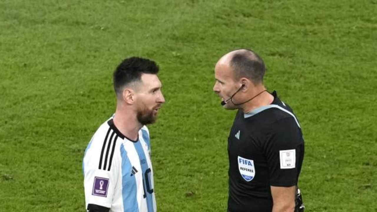 Messi con arbitro - foto LaPresse
