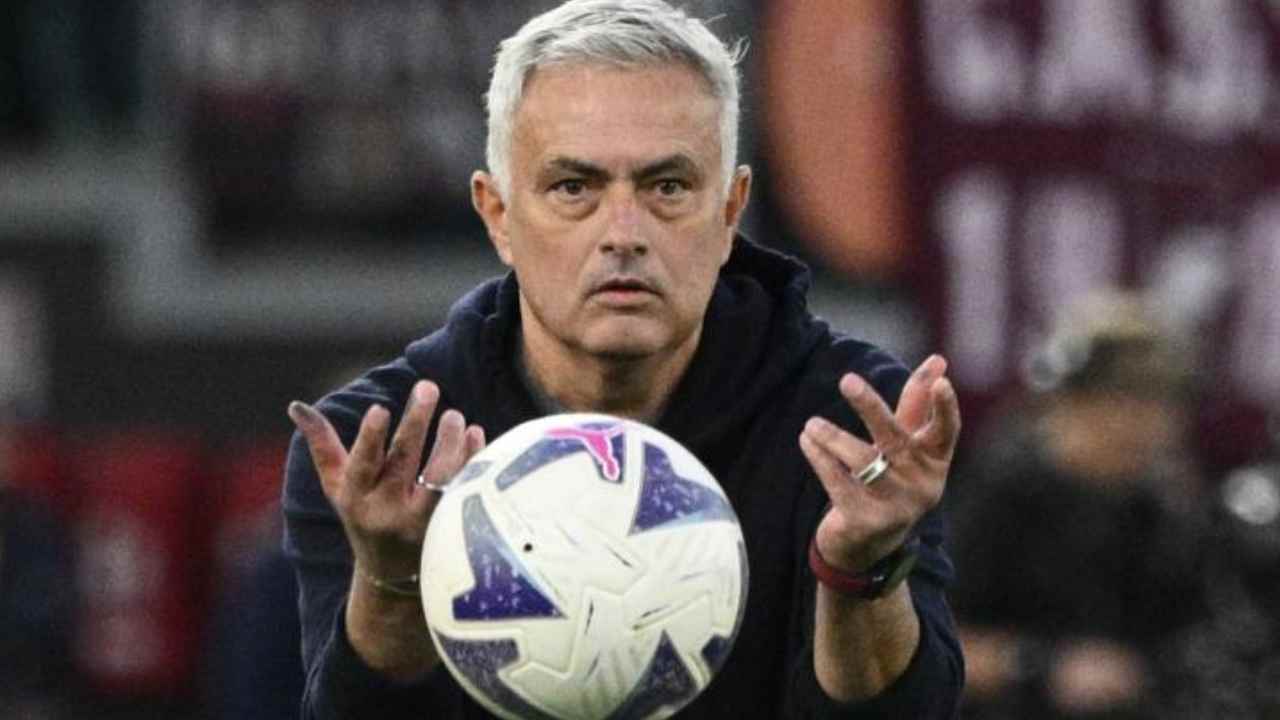 Mourinho in palla - foto Lapresse