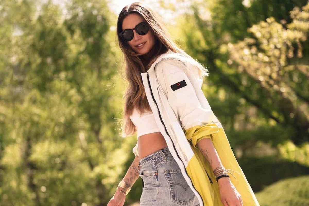 Melissa Satta baciata dal sole: passeggiata e jeans aderente