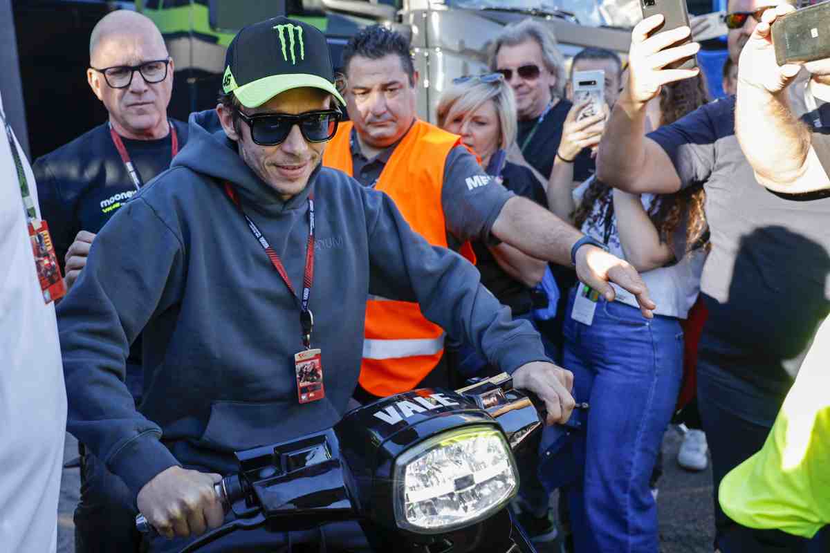 Valentino Rossi nel paddock