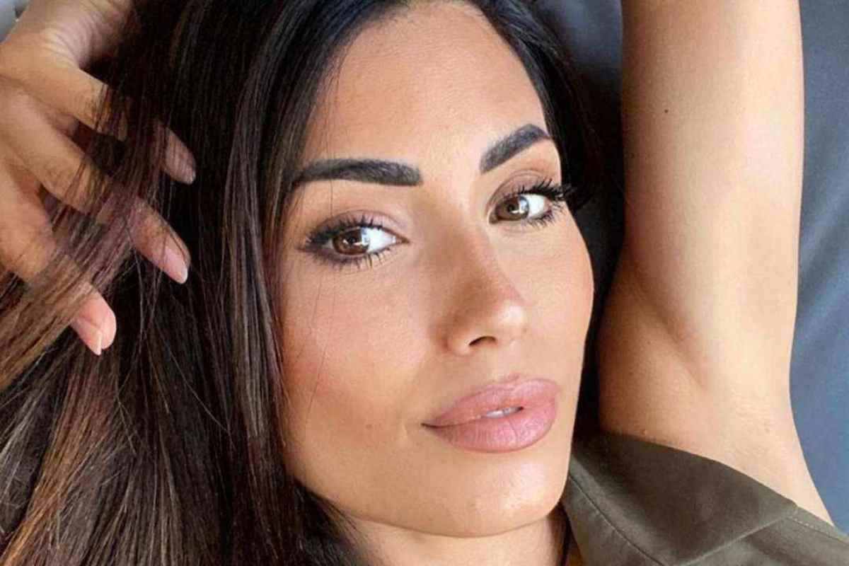 Federica Nargi top scollatura lato A