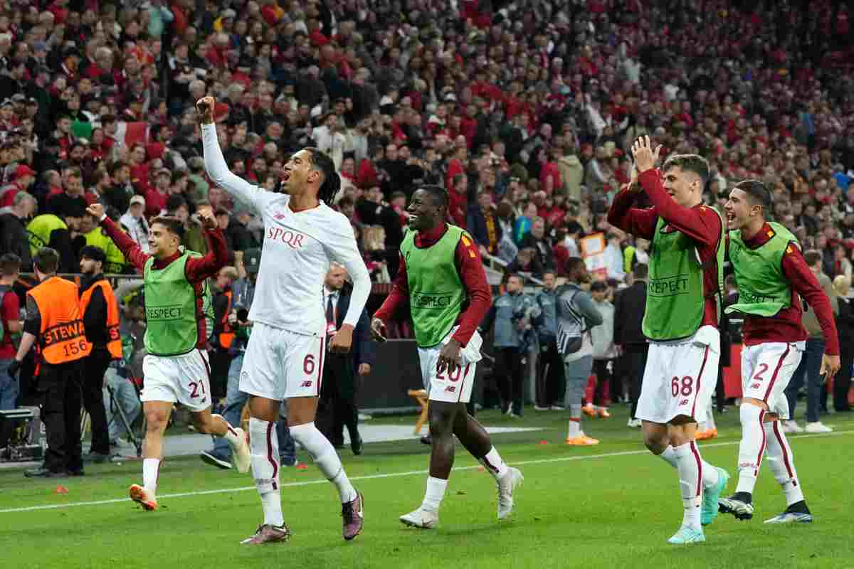 Giocatori della Roma festeggiano sul campo del Leverkusen