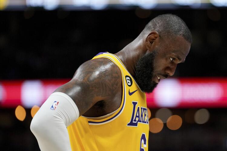 LeBron James spaventa la NBA: ipotesi ritiro