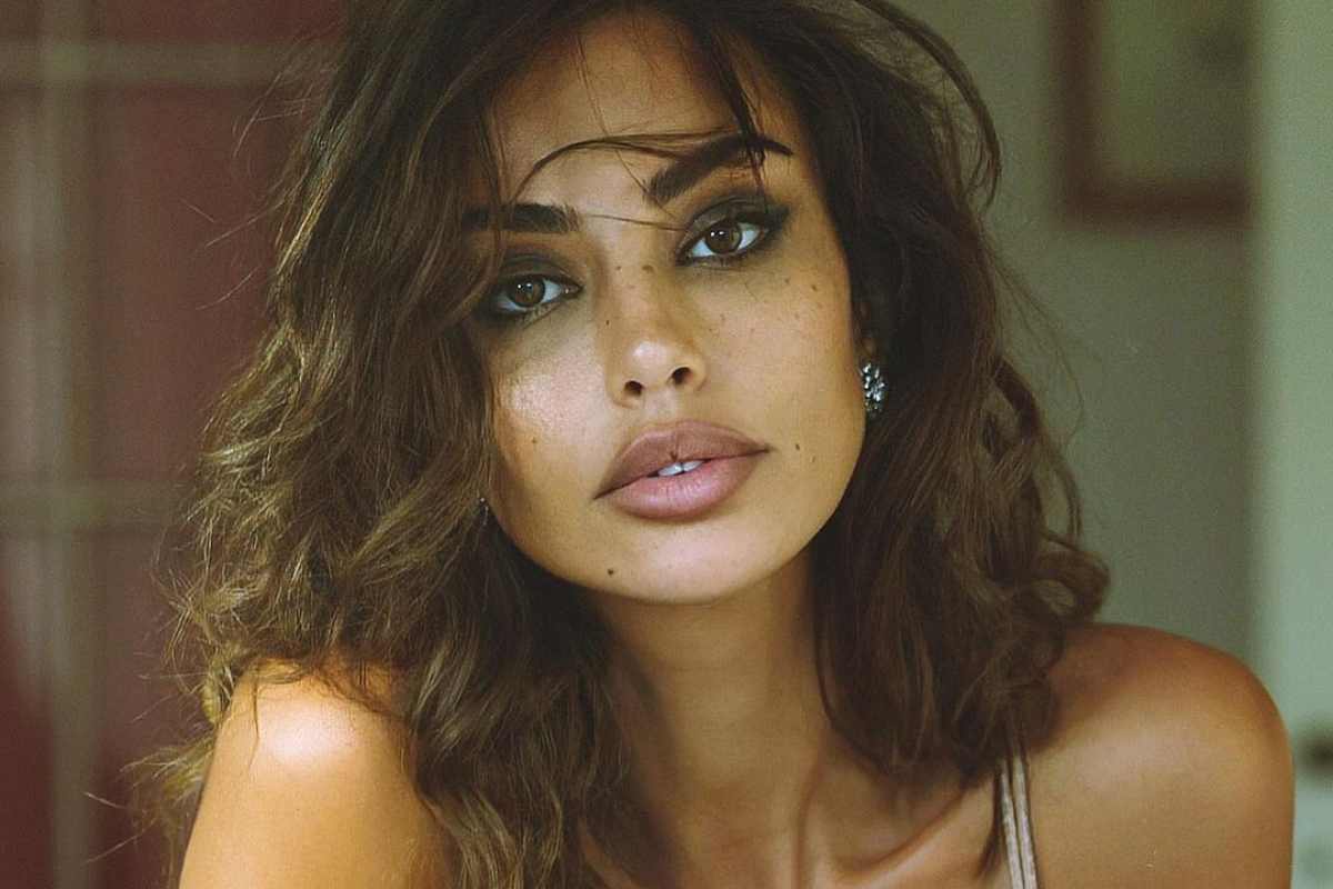 Madalina Ghenea costume statuario scollatura