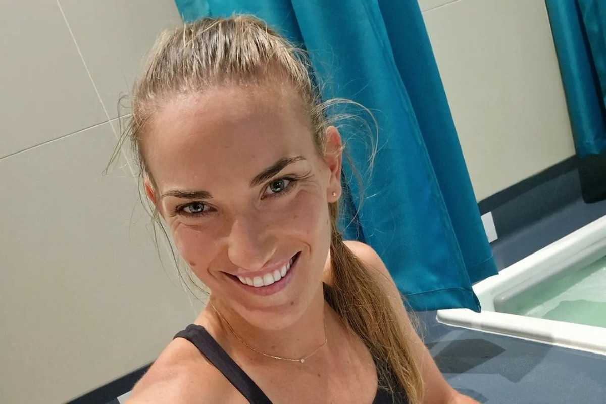 Timea Babos incanta in costume in una piscina a cielo aperto