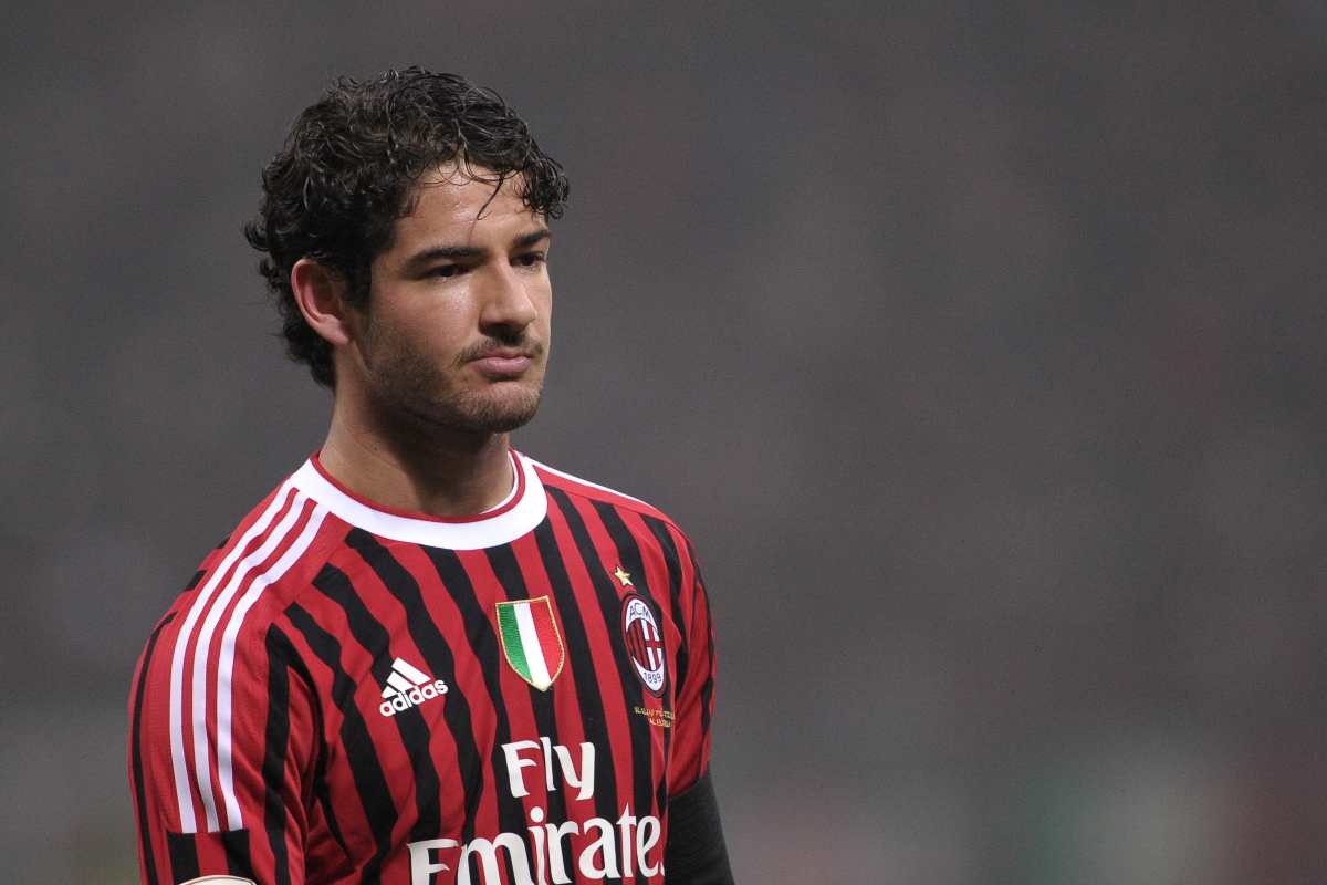 Calciomercato, Pato firma da svincolato