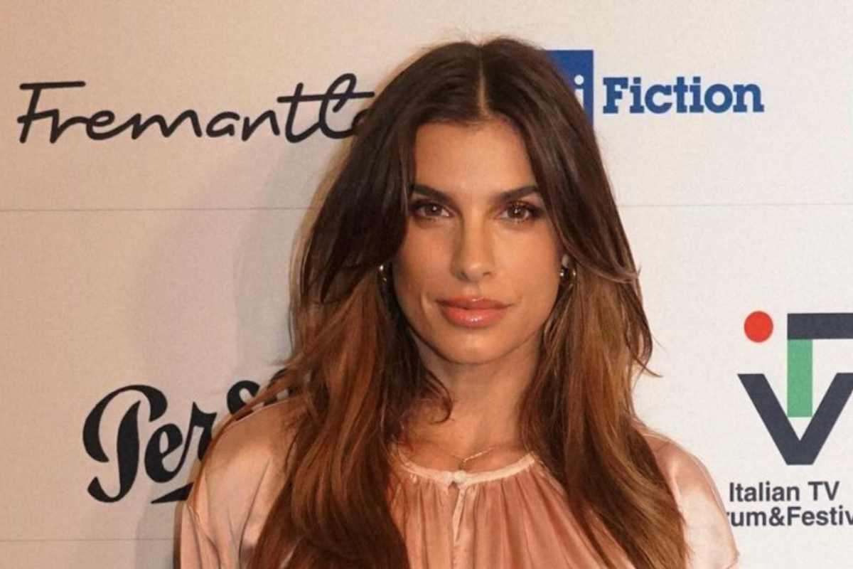 Elisabetta Canalis cabina armadio top scollato