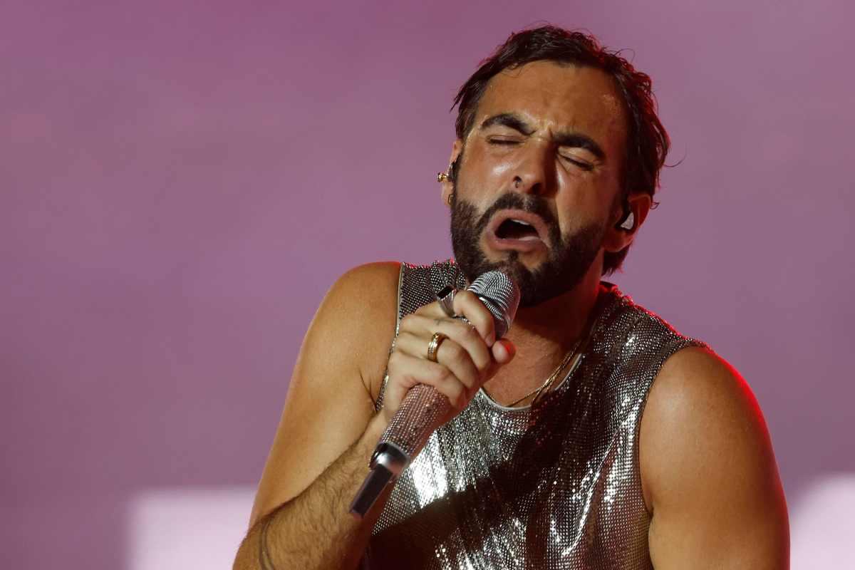 Mengoni commosso