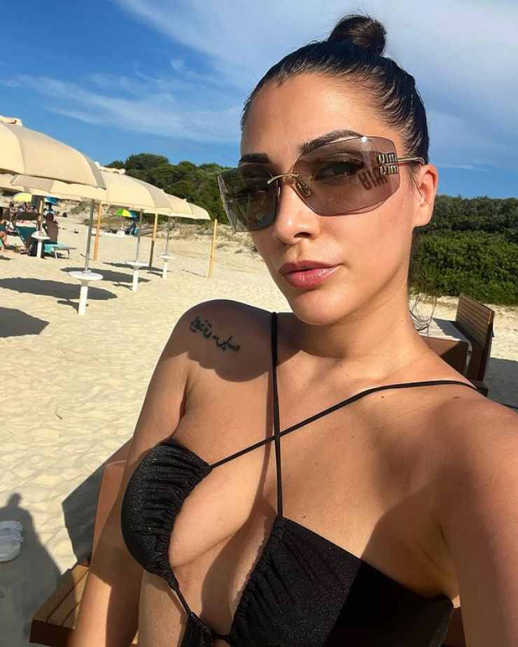 Lady Keita Simona Gualtieri è una meraviglia in spiaggia