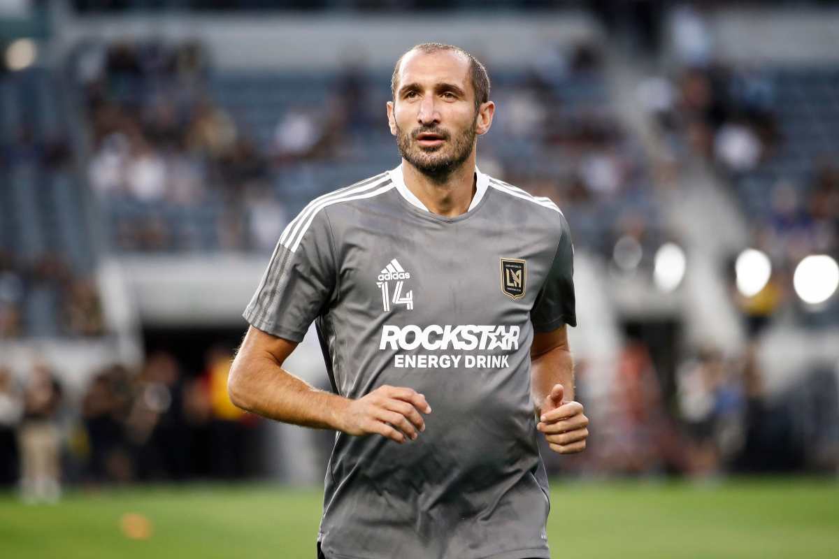 Chiellini si riscalda 