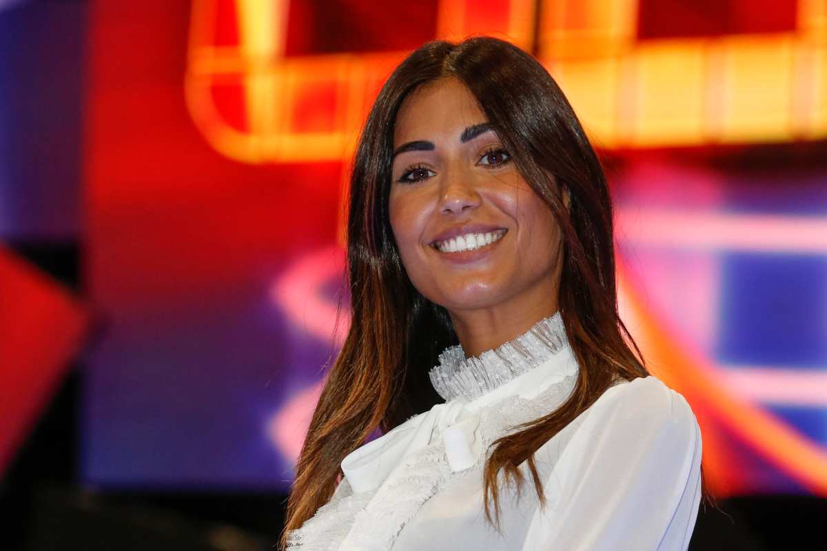 Burla sulla spiaggia: l'ex campione del Mondo insieme alla Nargi