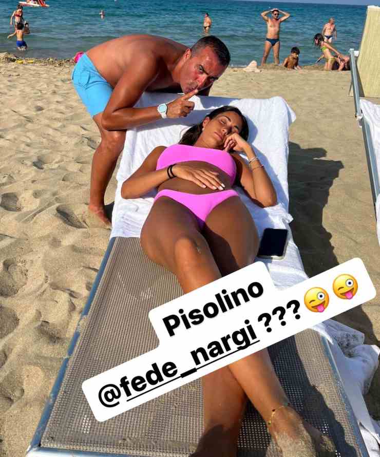 Burla sulla spiaggia: l'ex campione del Mondo insieme alla Nargi