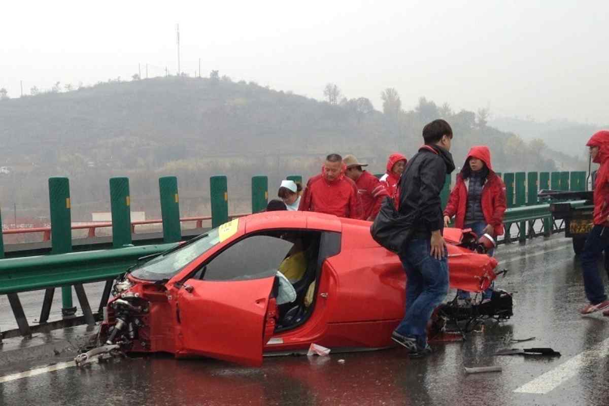 Ferrari distrutta dopo averla ritirata dal concessionario