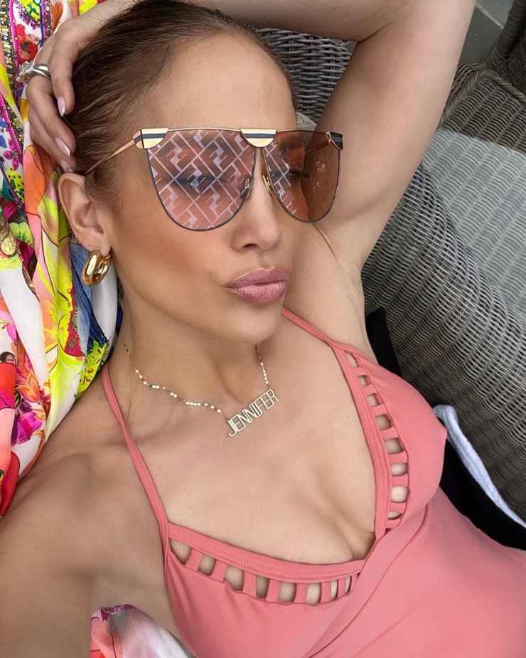 Jennifer Lopez, scatto in costume da bagno