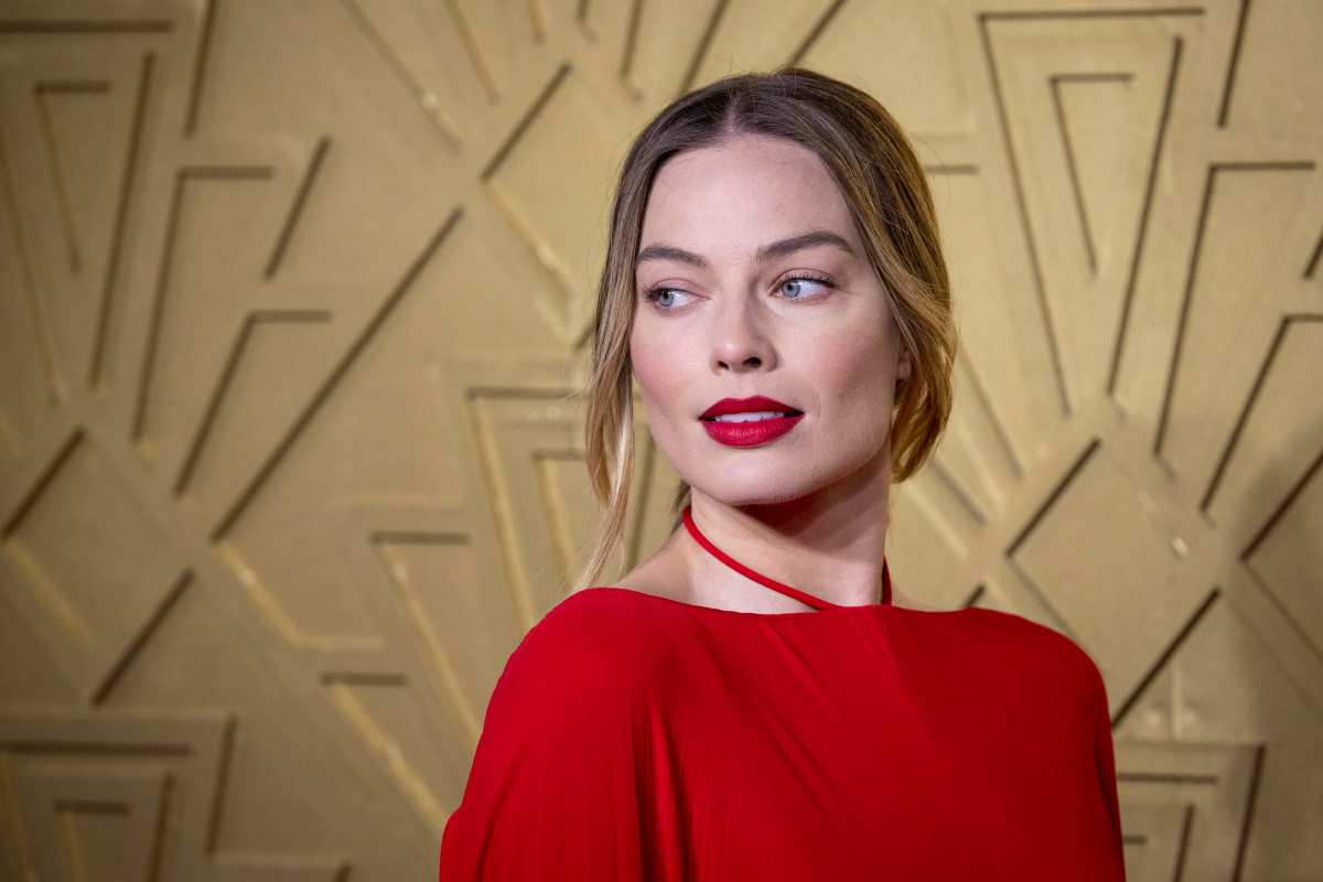 Margot Robbie, gambe e scollatura in bella vista