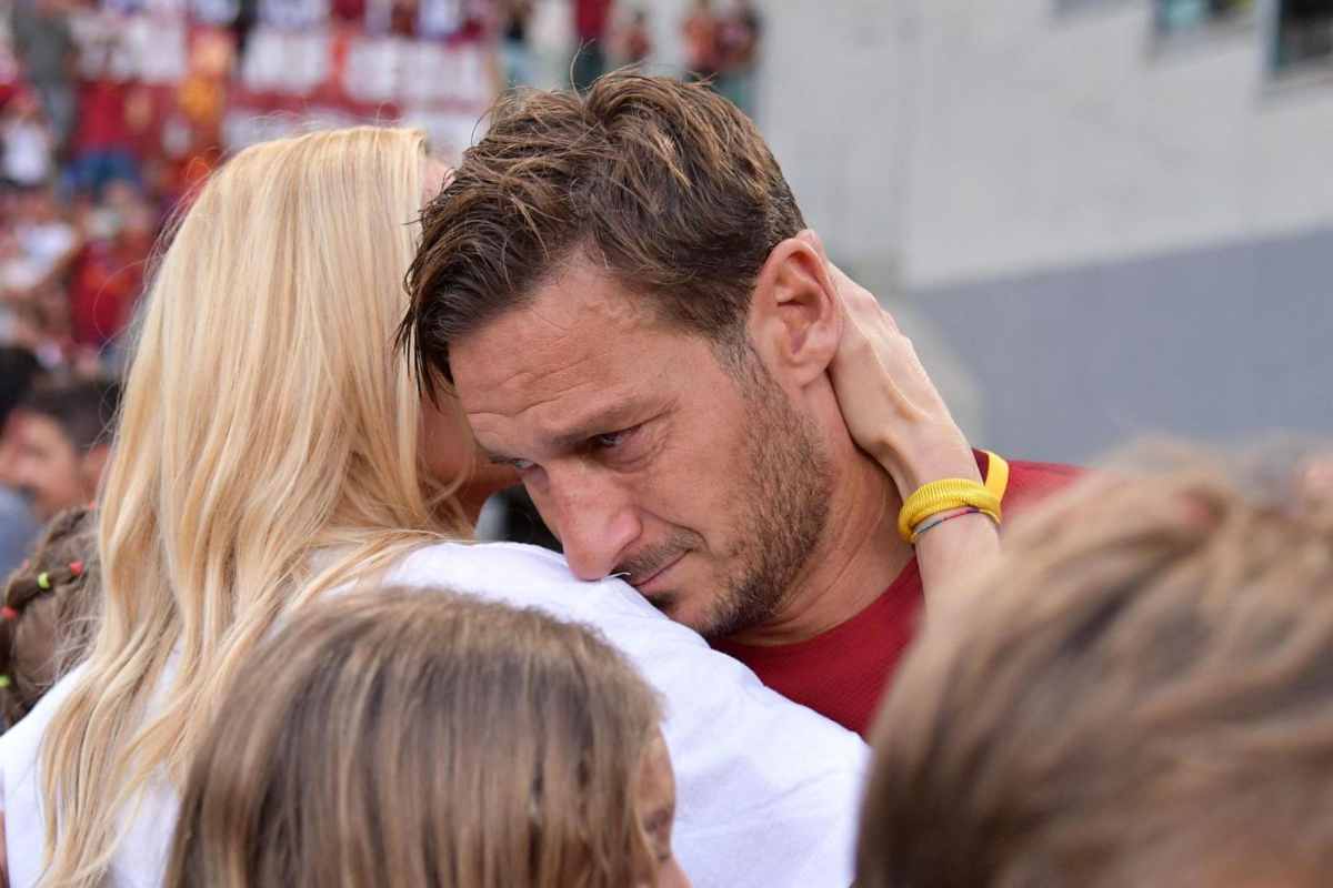 Totti e Ilary abbracciati